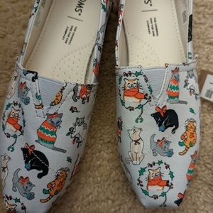 BRAND NEW Tom's Belmont Women's size  shoes "Light Grey Holiday Cats" Pattern